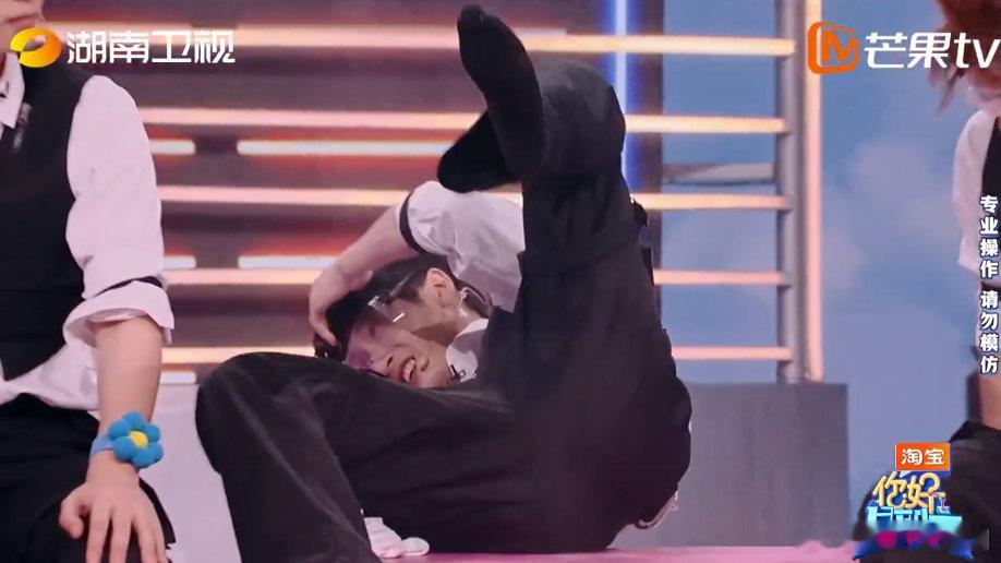 节目里檀健次输掉游戏，“大水炮”来袭，他四脚朝天，小表情萌态可掬，惨状中欢乐不断