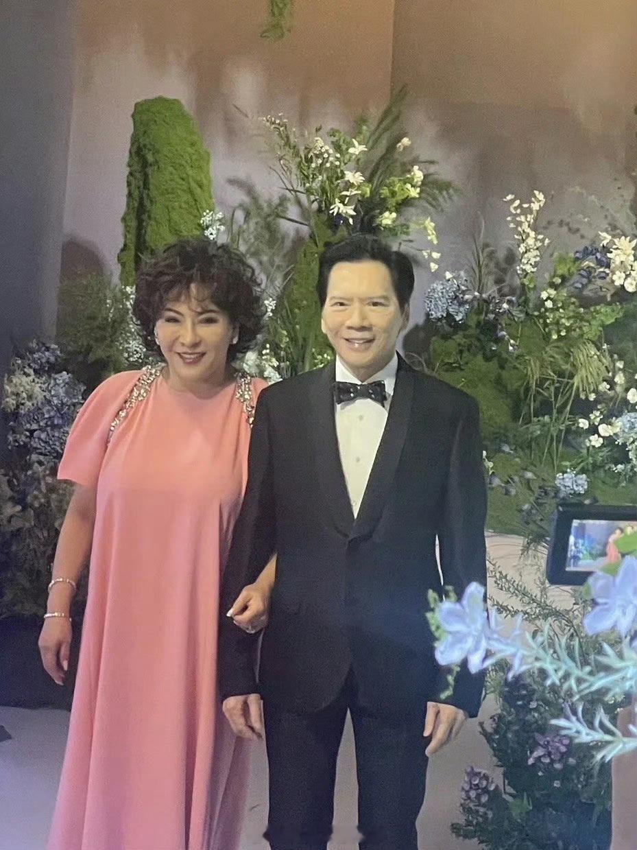 #向太向华强参加萧敬腾婚礼##向太夫妇参加萧敬腾婚礼#萧敬腾居然是他们干儿子啊？
