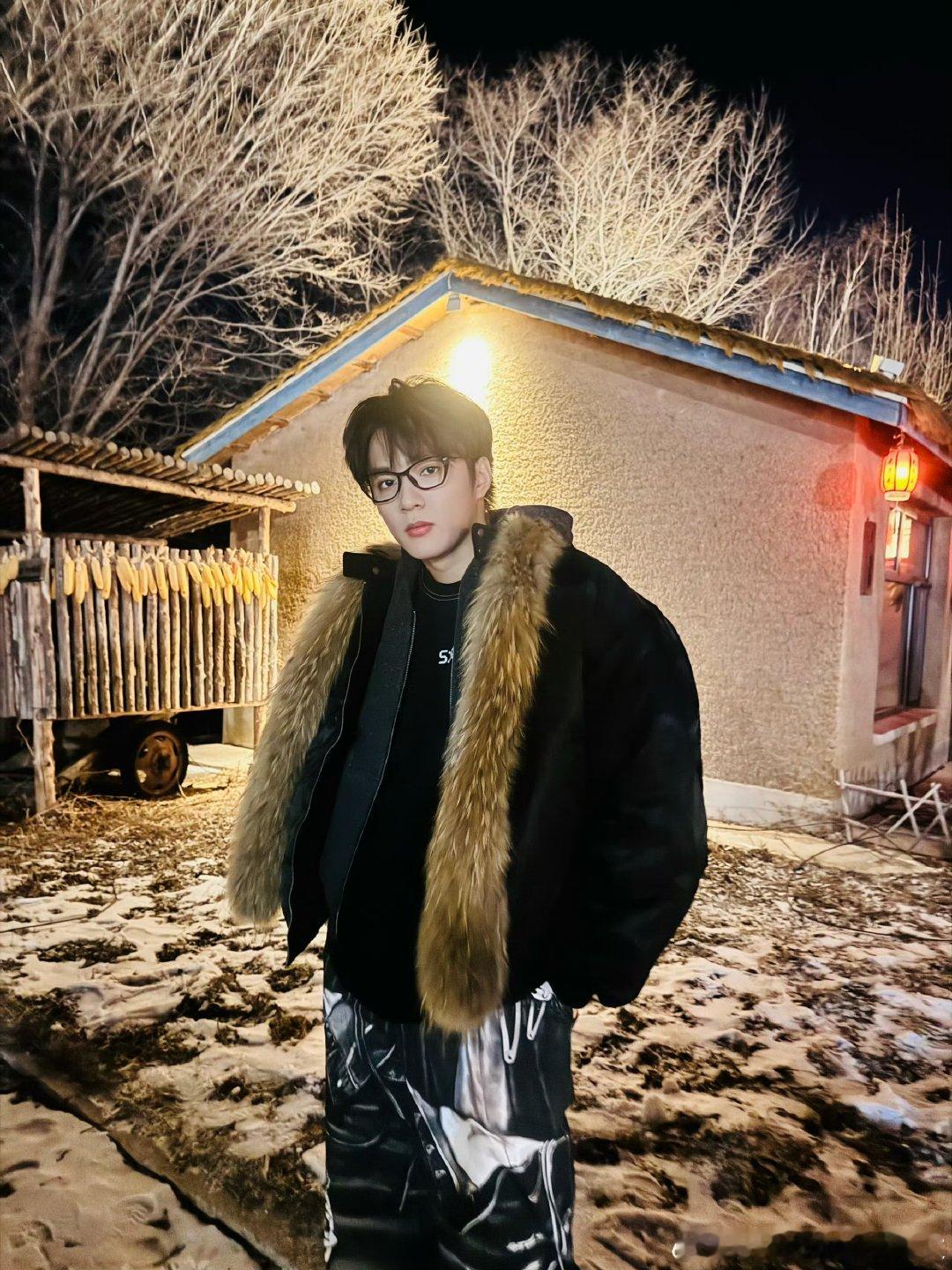 刘耀文祝大家冬至快乐刘耀文黑框眼镜造型刘耀文今日营业，黑框眼镜造型好帅，祝大家冬