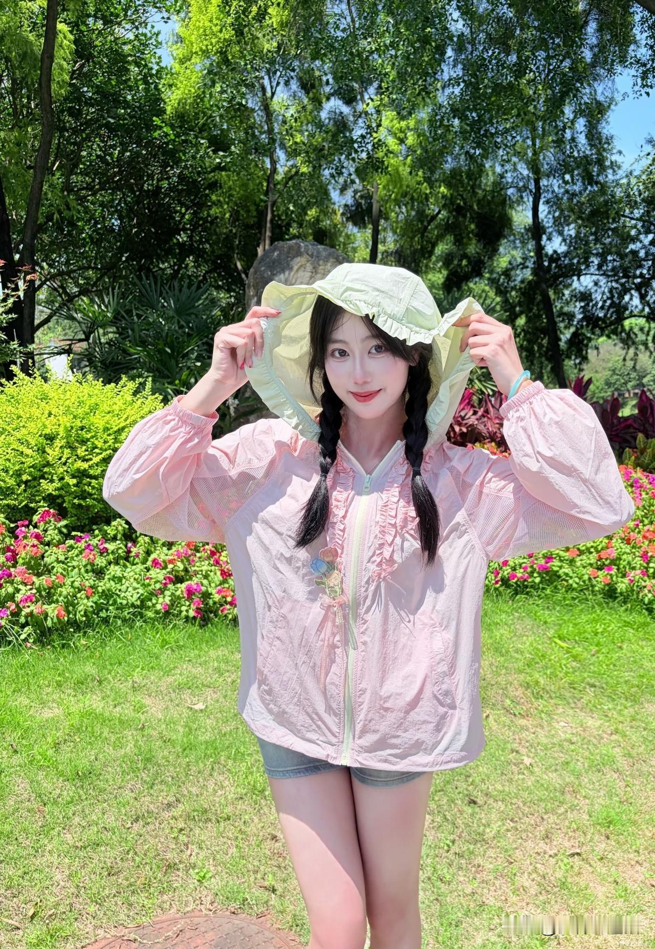 阳光明媚，女孩在公园里玩得很开心。