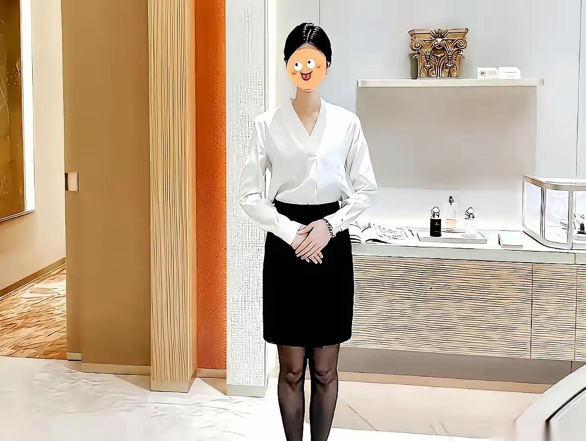 金店副店长身处黄金迷局，日日与赤裸的金钱欲望共舞！当客户豪掷千金，虚荣的快感确比