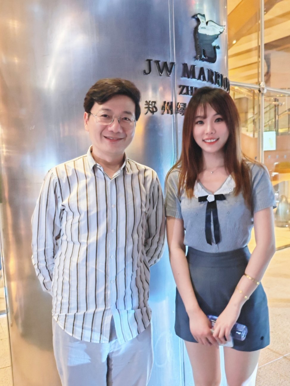 终于终于线下见到 老师了，好有魅力好温柔好可爱好有趣好爱好爱，和姜老师合照了，姜