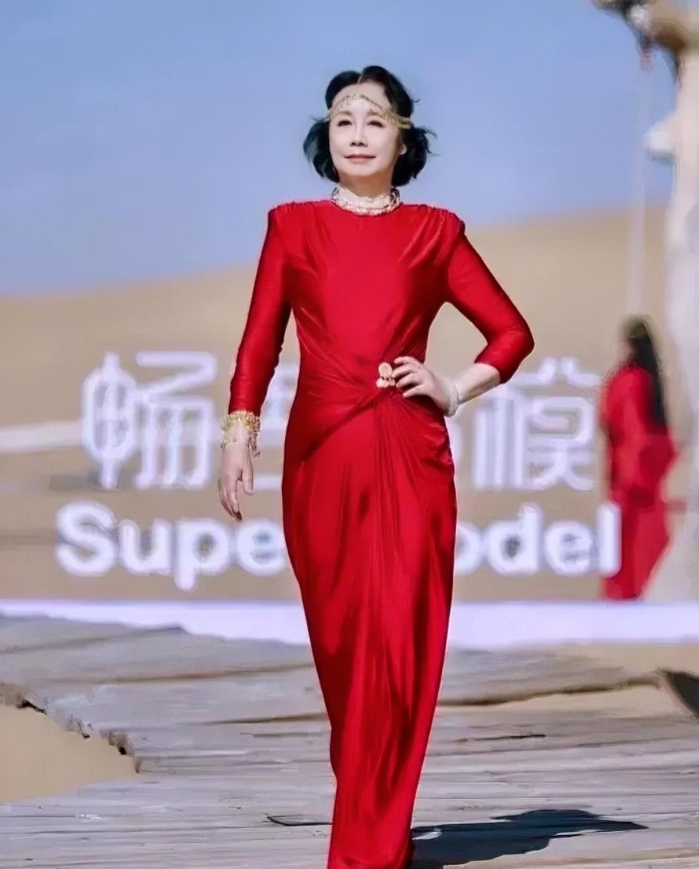 76岁的董舜佳奶奶活出50岁状态，站上国内外时装周T台，步态飒爽，完全看不出真实
