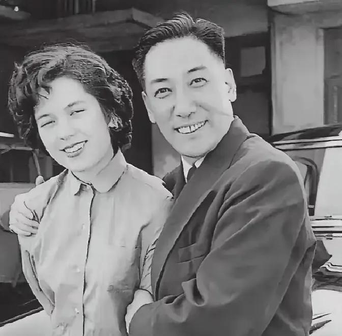 1997年，蒋纬国躺在台北病床上，奄奄一息。身边的人问他后事怎么安排，他没说葬在