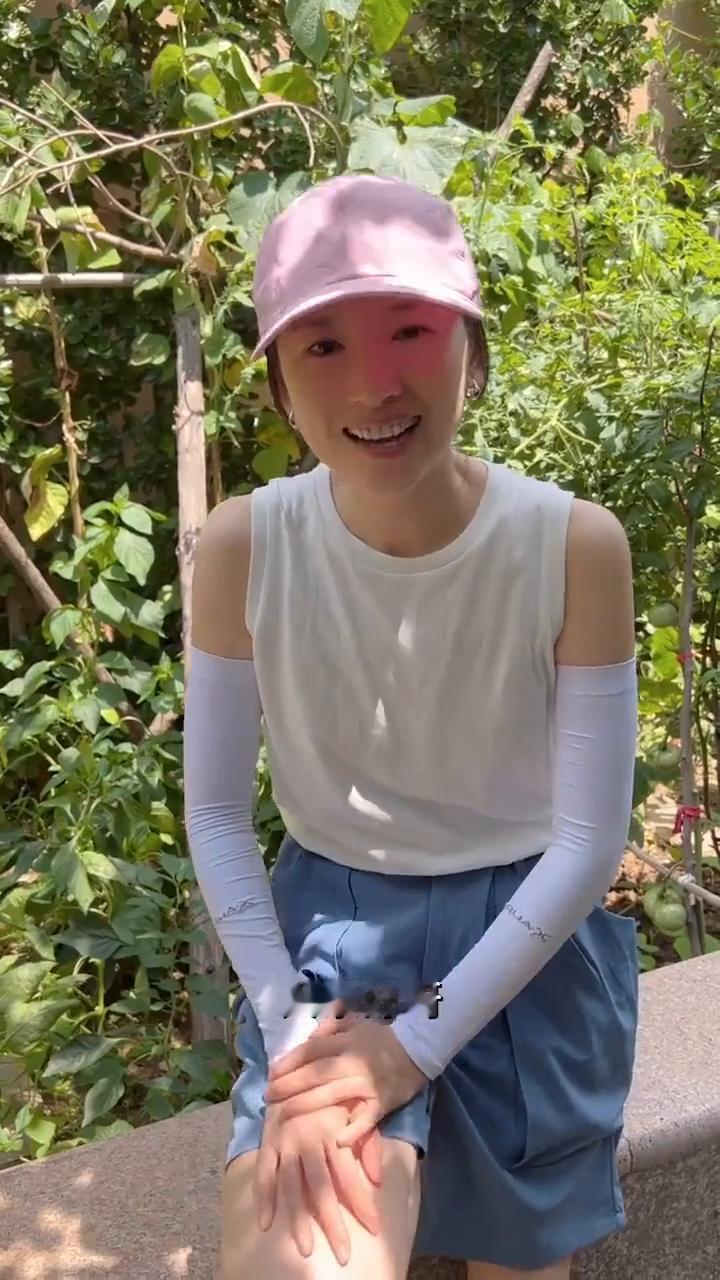 大家好，我今天中午想做一个韭菜盒子。韭菜盒子是东北经常喜欢吃的面食。今天就到了我