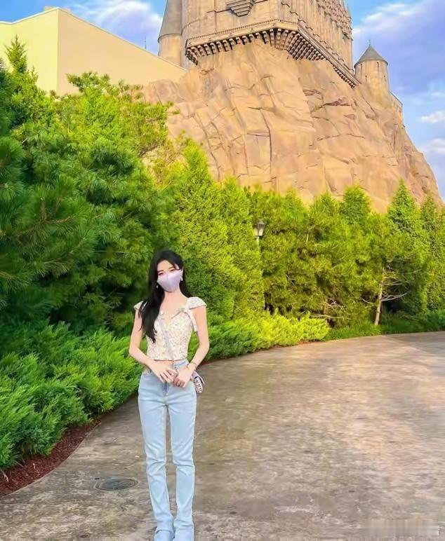 31岁鞠婧祎少女感太足，穿镂空裙配牛仔裤，一点不输韩国女星 ​​​