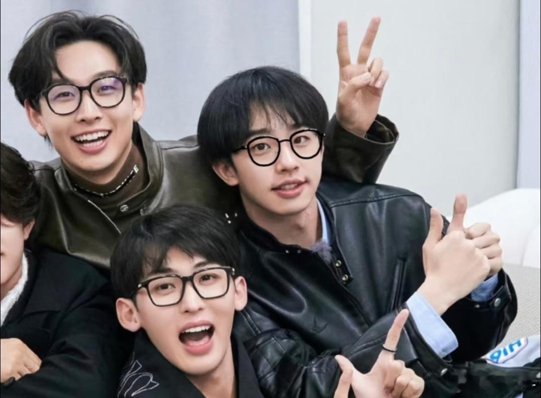 唐九洲一开伞被自己迷晕了 我笑晕了啊啊啊啊啊，何运晨送唐九洲一把印着他腹肌照的雨