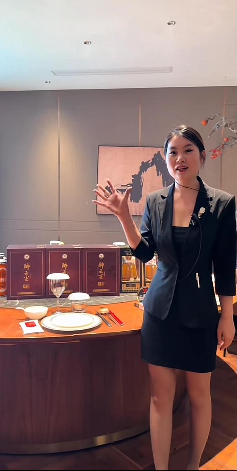 张大炮的粉丝，是真敢出手！上海餐饮大佬，宴周康负责人东哥接待宾客，直接摆上6瓶贵