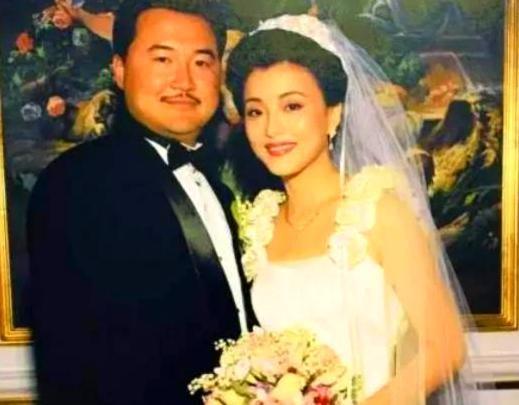 1994年，一艘奢华游艇徐徐驶入纽约港。甲板上，身家百亿的华裔富豪吴征单膝跪地，