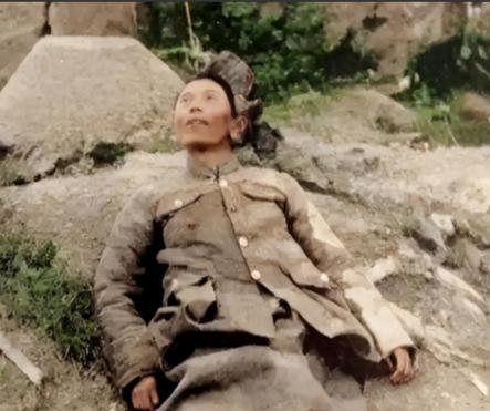 1946年国军师长戴之奇饮弹自尽后镜头，躺在土堆上，军帽掉落一旁。粟裕当即下令，