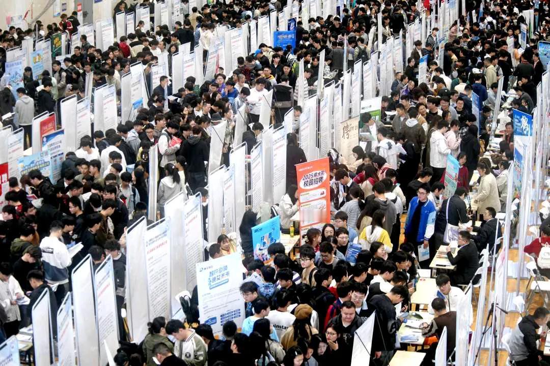 以下是2001年至2023年
新生人口数据：
2001年：1702万
2002年