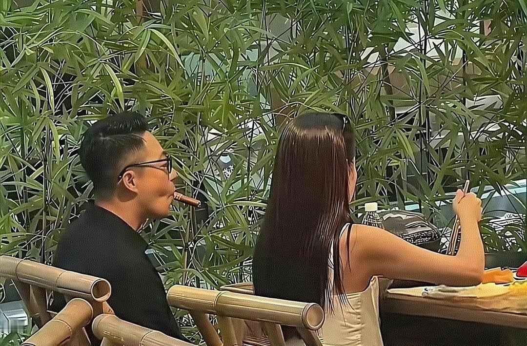 能一起吃饭，这女的估计能炫耀一辈子了 