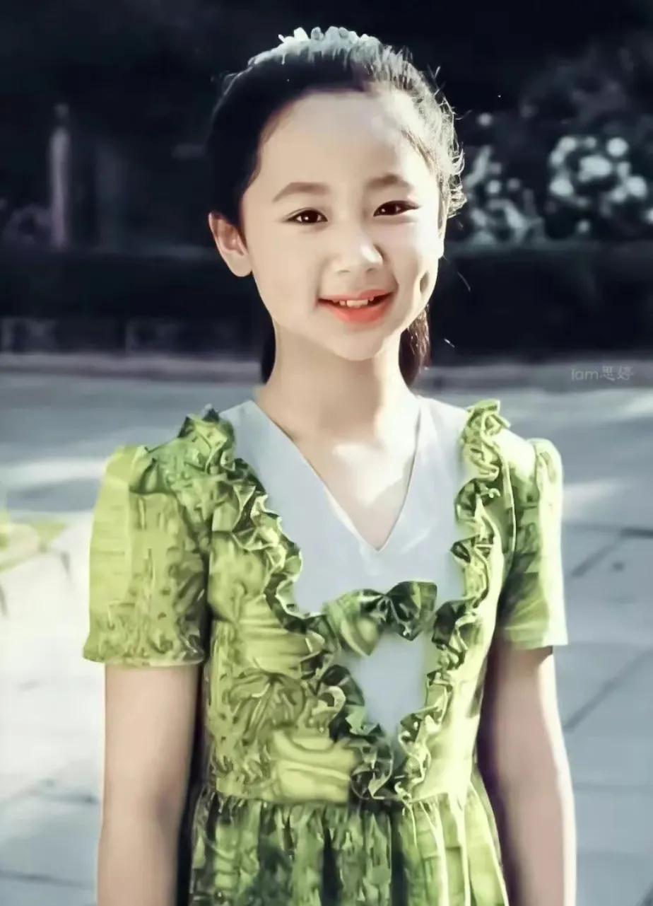 这就是小时候的杨紫
那个小酒窝好美呀
配上灿烂的笑容
瞬间就被她吸引住了
发现没