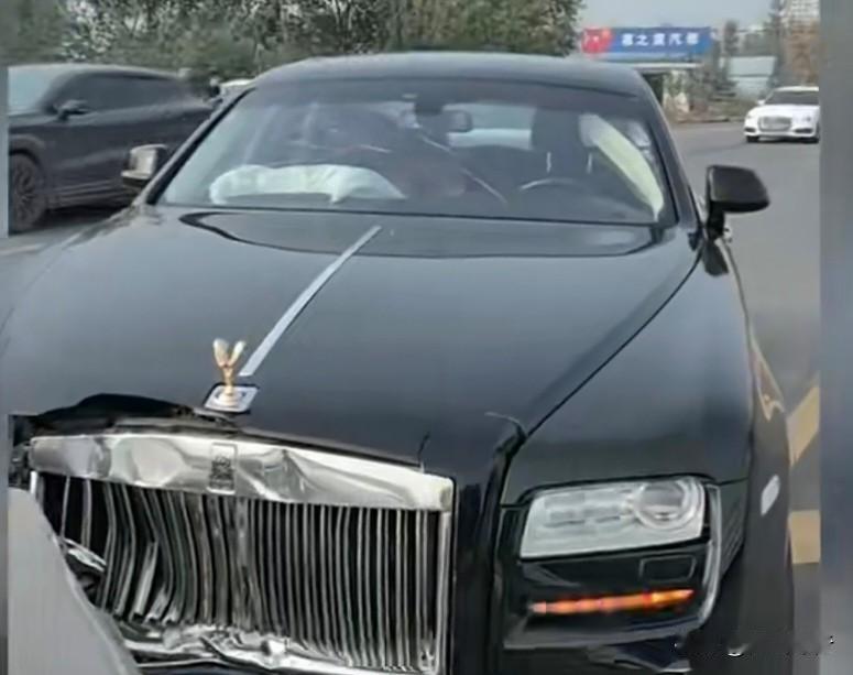 当普通车辆与豪华车发生碰撞，尤其是像这次石家庄的“老头乐”低速电动车与劳斯莱斯相