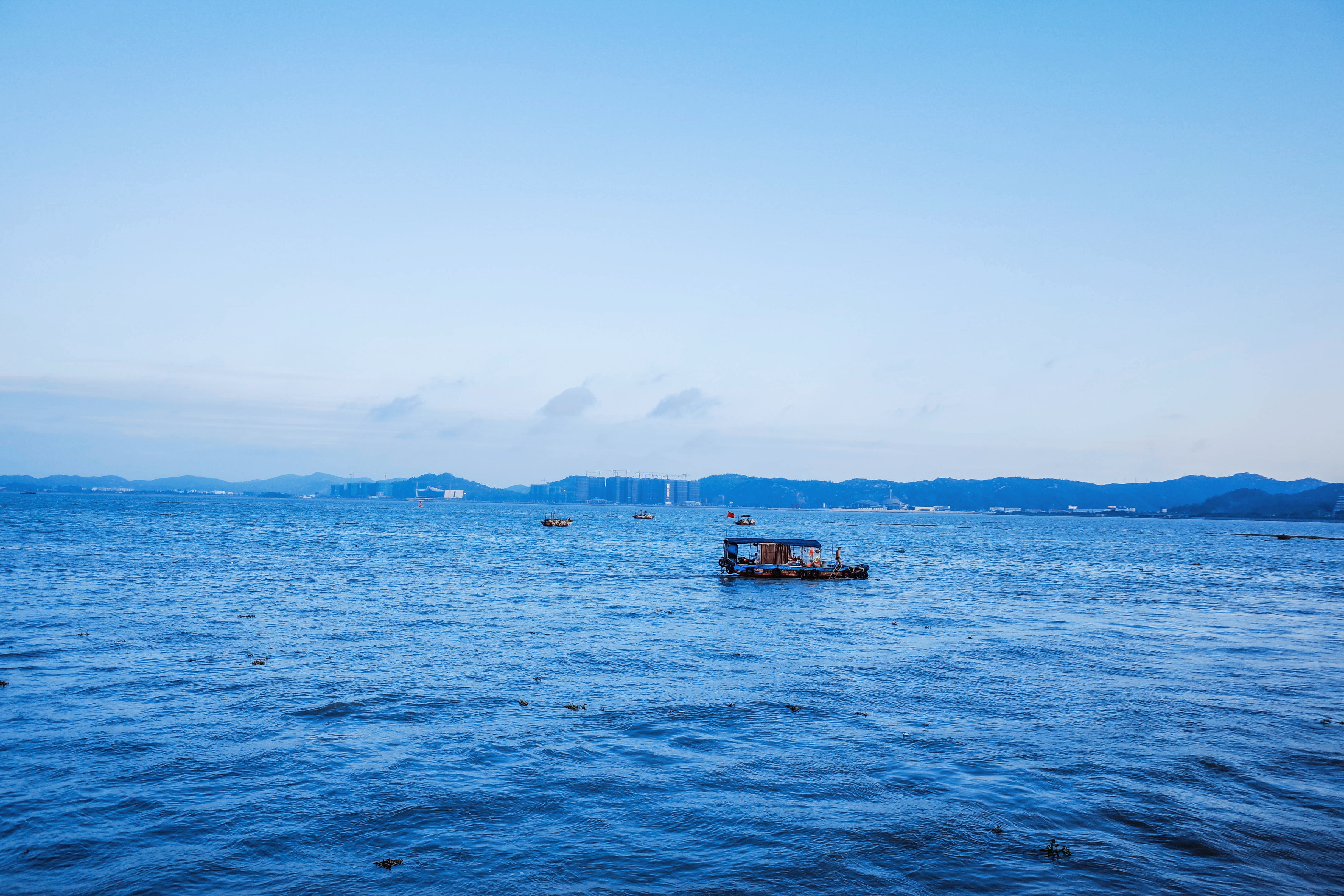 潮汕的美食是可以鲜到骨子里的舌尖狂欢，凌晨现宰的黄牛直送餐桌，吊龙薄切锁汁、五花