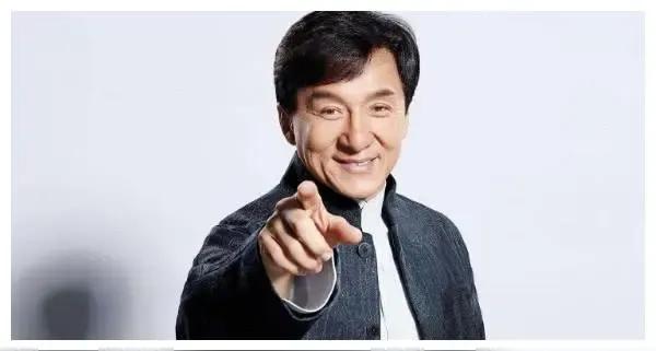 成龙，华语影坛的璀璨明星，
以无畏的拼搏和独特的幽默，
在全球赢得声誉。
银幕上