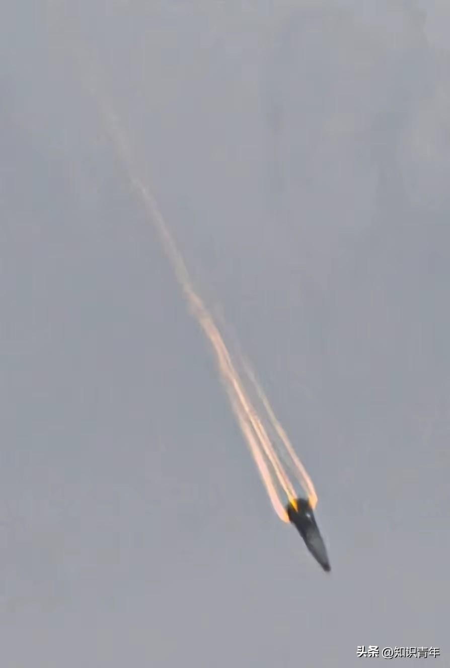 美以炸发电厂，让伊朗用不上电，伊朗就炸了海水淡化厂！伊朗人没有电，可以点蜡烛，以