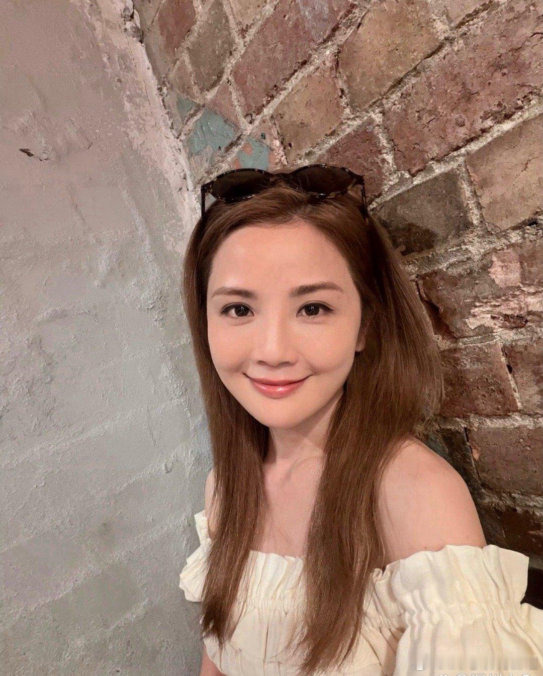 阿sa的医美痕迹还是挺明显，苹果肌处一点也不自然。这要是生图的话，脸部僵感很重。