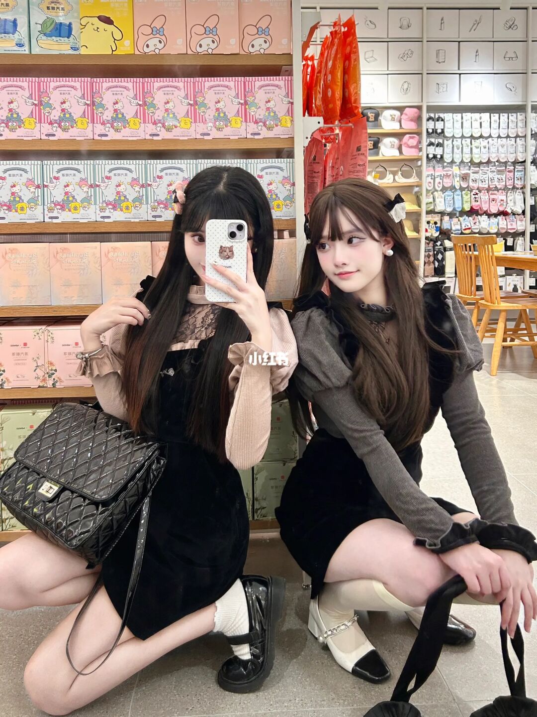 谁懂？！蹲着拍照也泰可爱啦🎀🖤