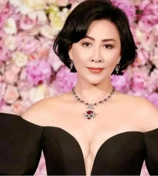 1990 年，刘嘉玲被绑架失踪3小时后，失魂落魄地回来说：只抢了一千现金和手表。