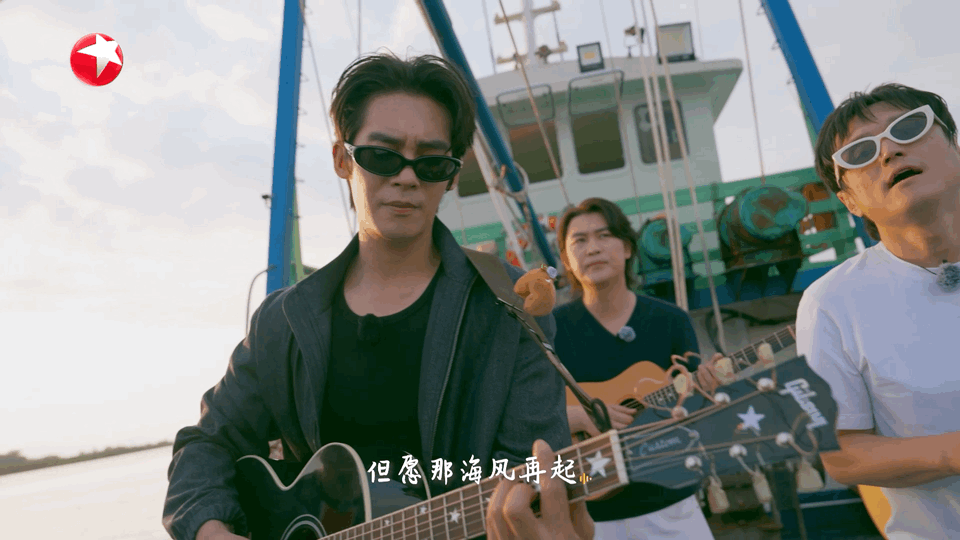 于适和火星电台是在表演学院认识的 海上小剧场秒变喜剧现场！于适刚抛戏火星电台就接