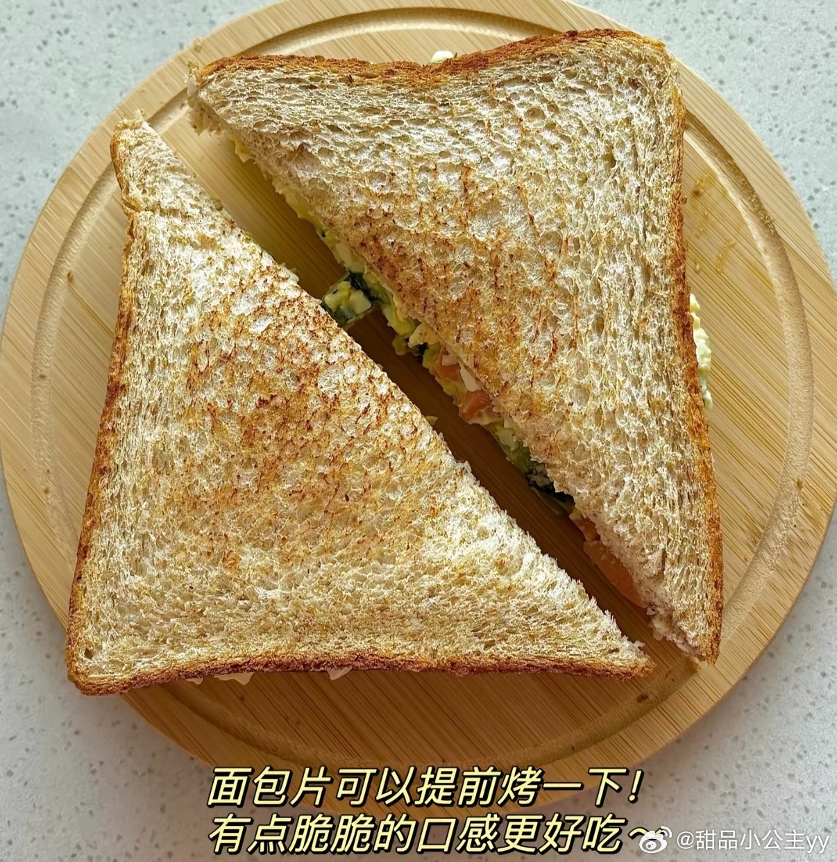 早餐要吃点什么？看看这个三明治，特别方便面包片可以选全麦，沙拉酱也可以换成酸奶油