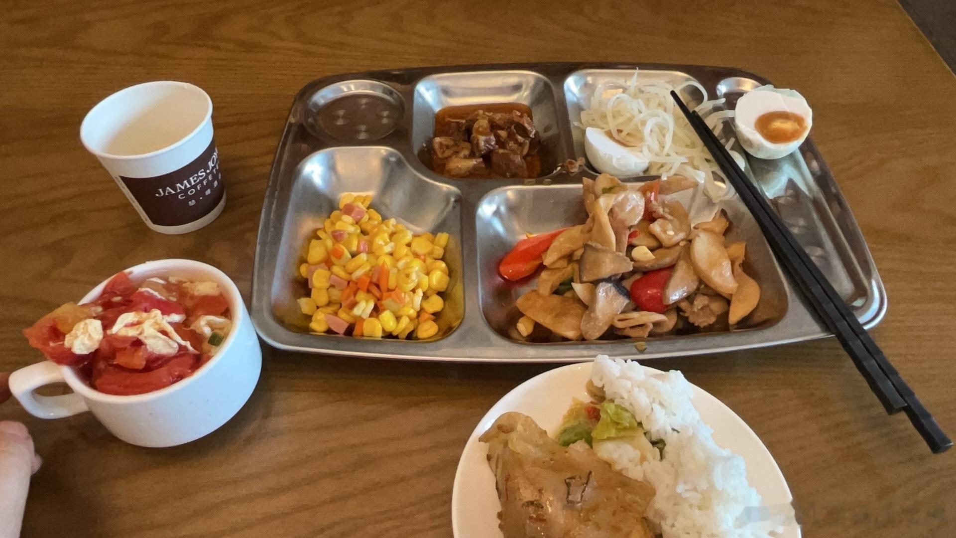 教你们一个省心省力小贴士：不想做饭的去搜周围酒店自助或者员工食堂….我这个城市一