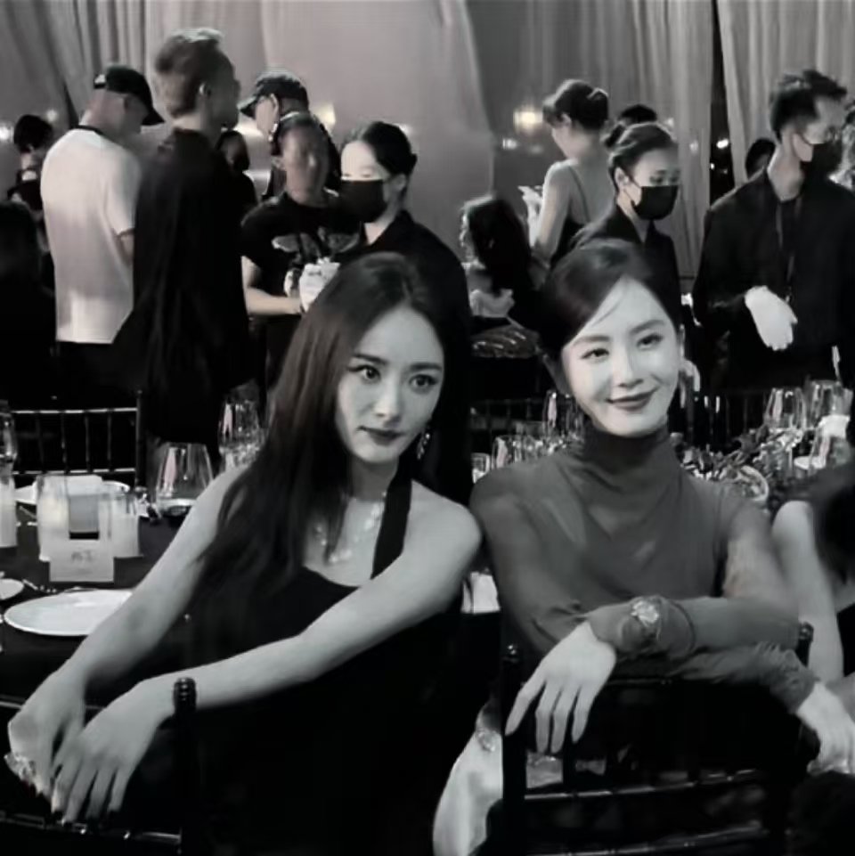 刘诗诗杨幂内场合照  诗幂内场同框合照  刘诗诗杨幂嘉人内场晚宴同框合照释出！诗