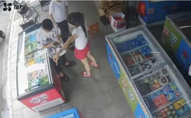 好心举报酒驾反遭殴打
举报人信息莫名泄露引热议
湖南沅江一位商户好心举报邻居酒驾