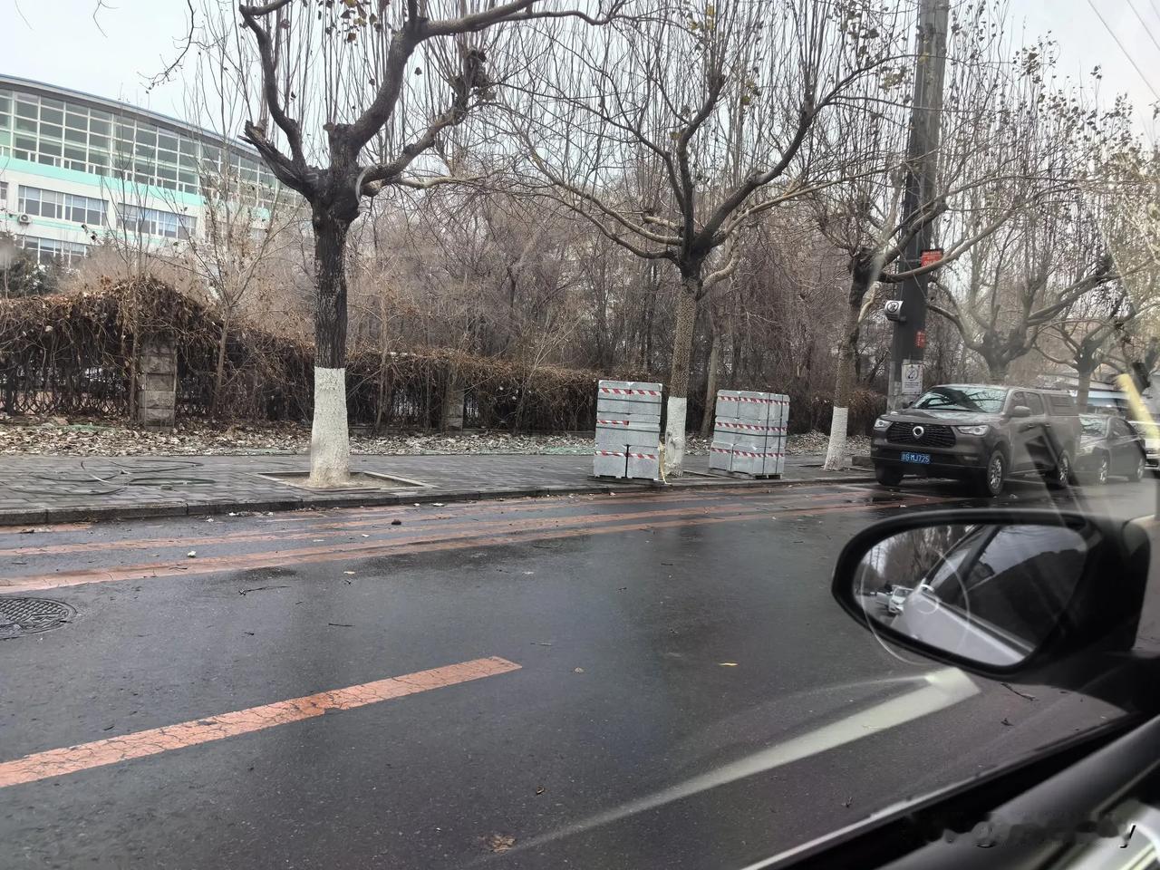 以前这个台阶上都像那个黑车那样停车，交警是不贴条的。
今天正好赶上了“施工”，没