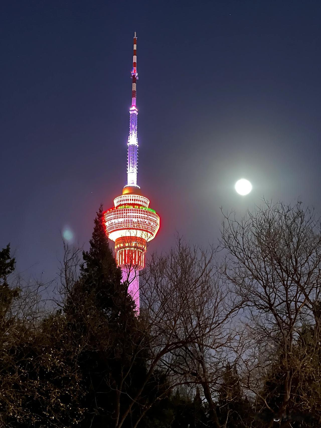 老中央电视塔的夜景[月亮]