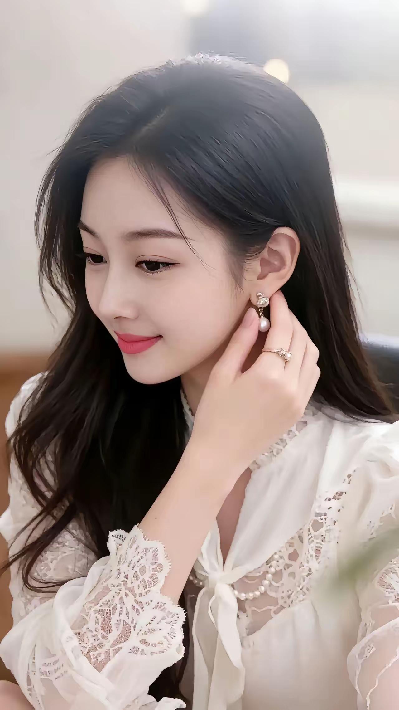 优雅白裙少女，精致耳饰点缀，温柔微笑，散发迷人魅力。🌹🌈🍀