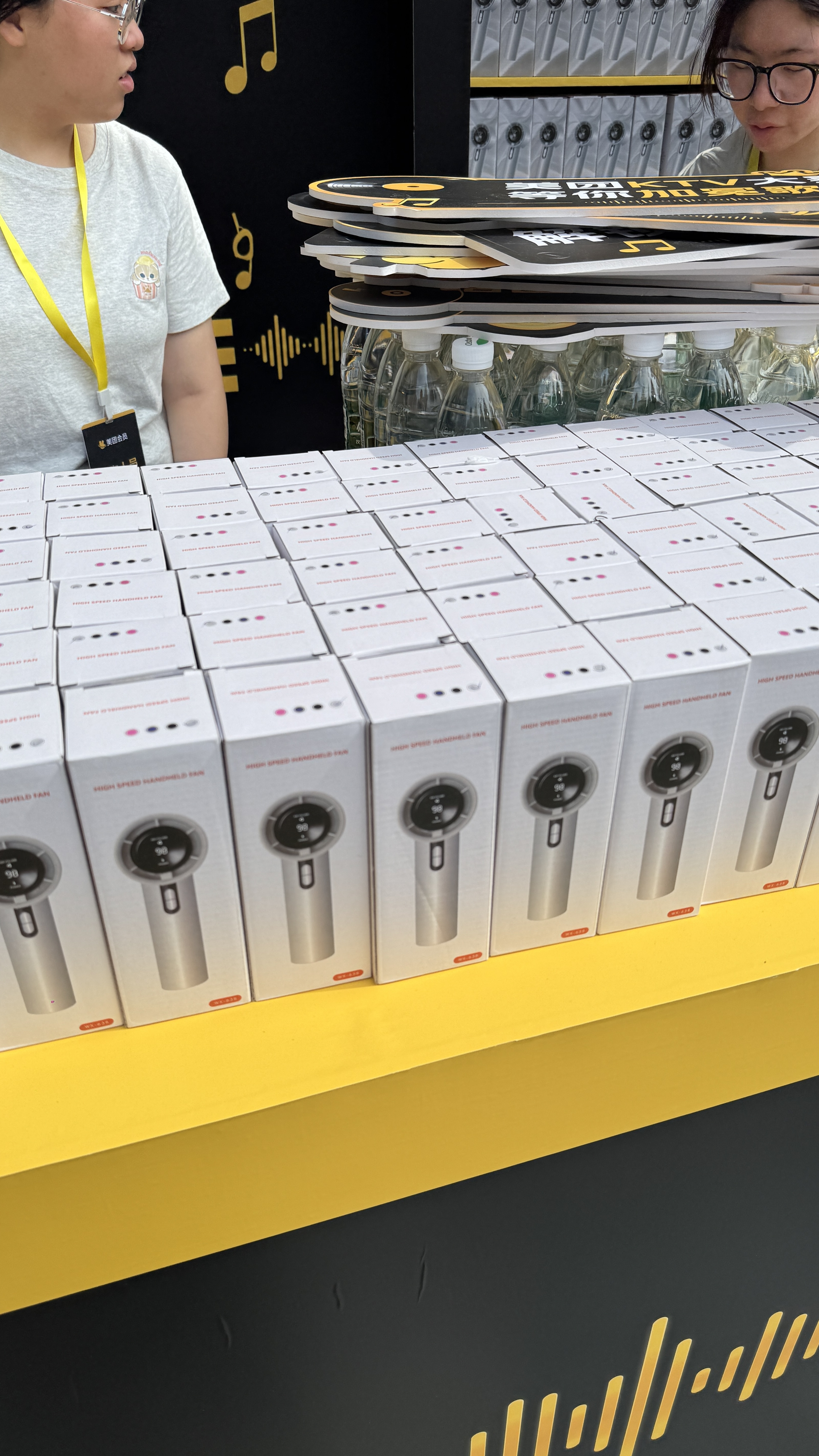 死去的秀粉dna又在攻击我了谁能拒绝满场美团会员齐聚的KTV大赛！有人稳唱高音像