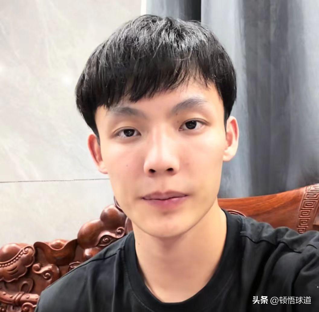徐杰，号称“徐中锋”，是广东宏远的核心控卫，硬件没有优势，却在篮球圈获得成功，是