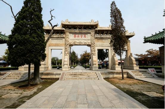 曲阜孔林十万座坟，五种孔姓人却进不去！
这套两千年的老规矩，叫做“五孔不入”，那