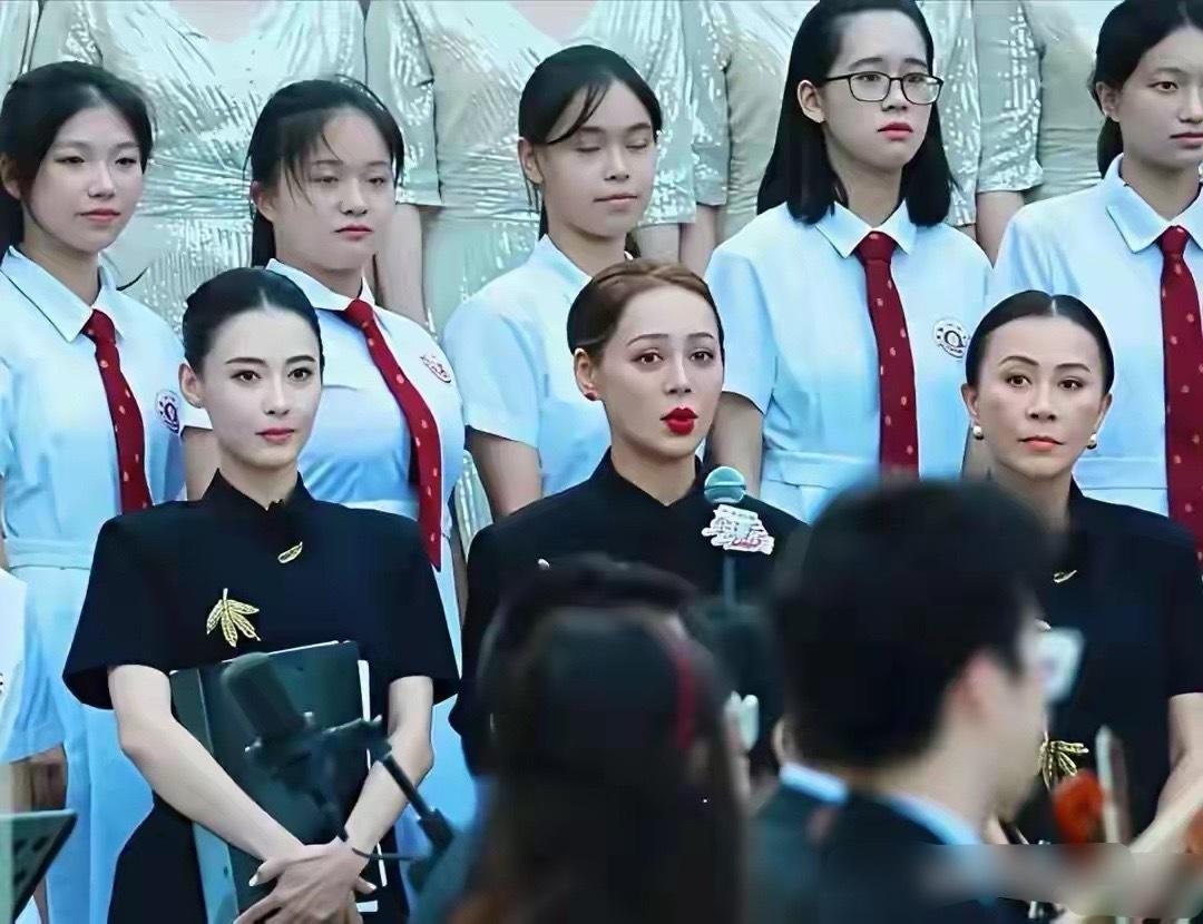 张柏芝这张合照也太夸张了吧！连浓妆的宁静，刘嘉玲都被她比下去 ​