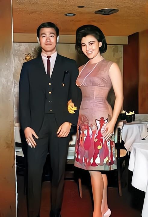 ·这是上世纪六十年代，被誉为“中国版梦露”的张仲文和李小龙的一张合影，可以看到李