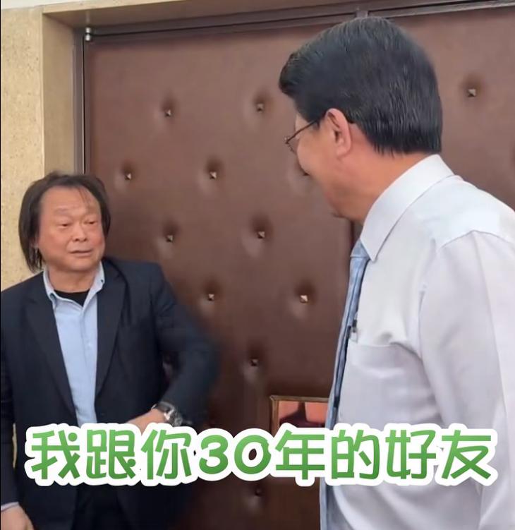 民进党“立委”王世坚与国民党台南市长参选人谢龙介见面各喊台南会赢，王世坚说“是3