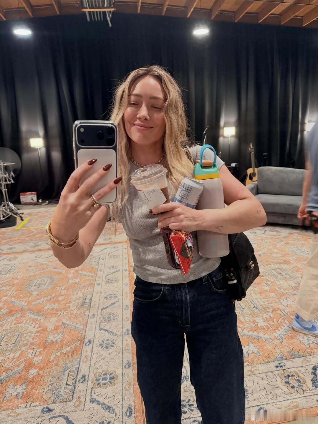 Hilary duff希拉里达芙分享家庭照和年终总结：四个孩子各有成长，自己录了