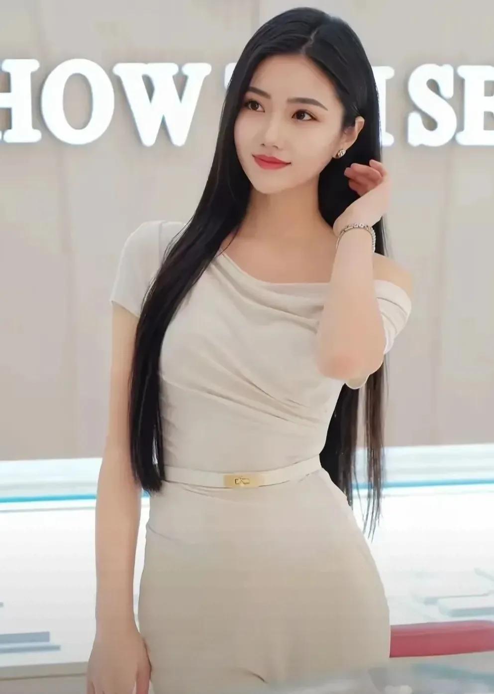 36岁的李华突然渴望婚姻的温暖。她的要求简单而实在：28万彩礼，五金，130平米