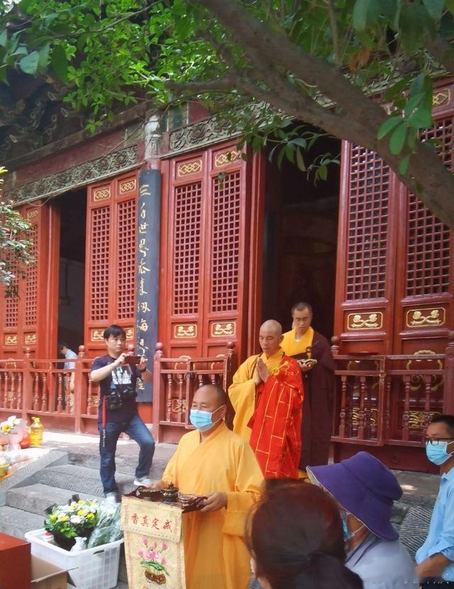 少林寺新住持16岁出家这次上任，既是“救火”，也是“正本清源”，看履历相当光鲜。