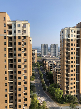 5套房说送就送，还是给年轻人。说实话，老板不欠谁的，但他愿意给。年会抽个手机都算