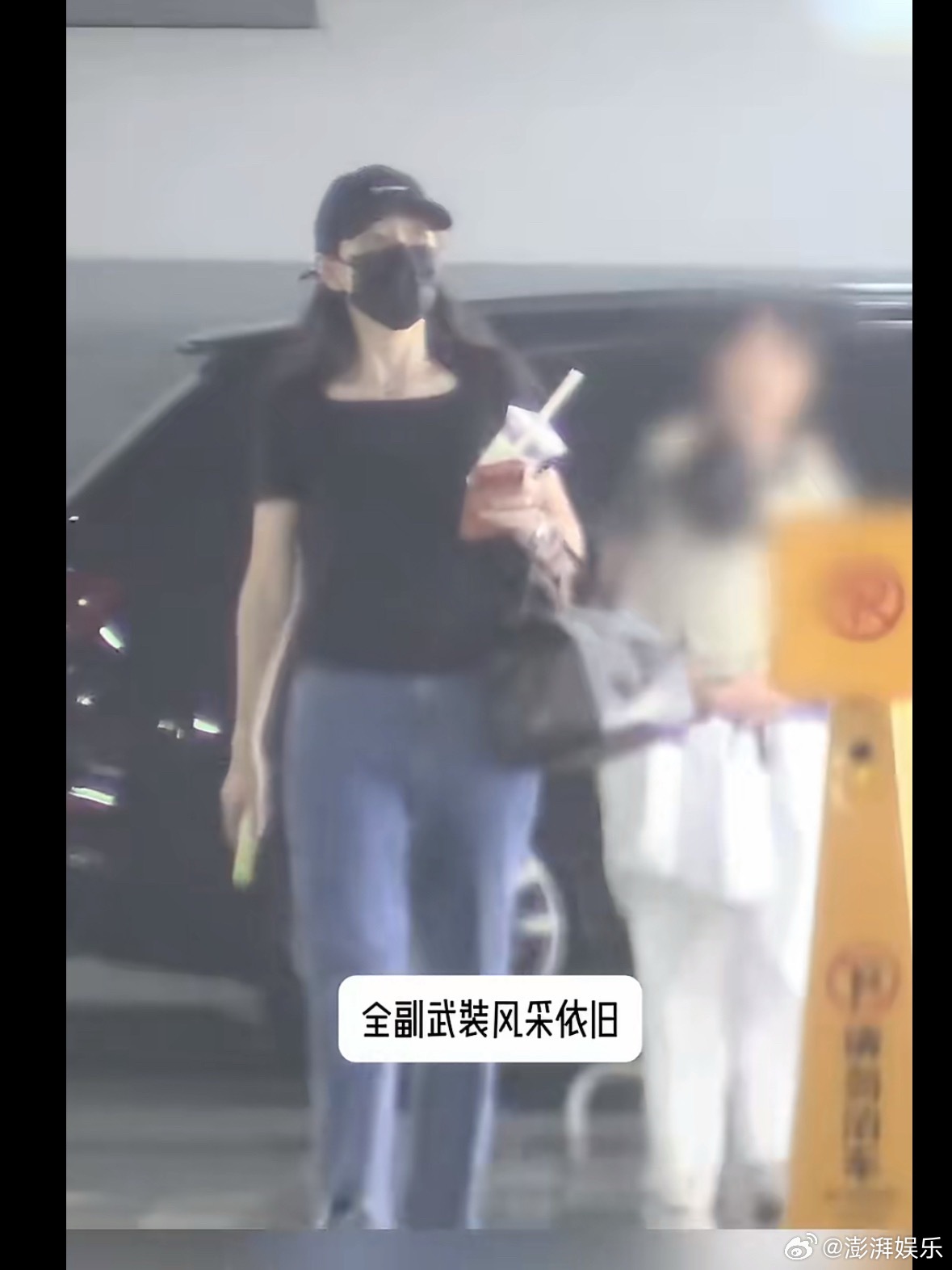 王鸥带女儿逛街刷到王鸥带女儿逛街的路透了，小姑娘两岁左右扎个小辫还挺可爱的。王鸥