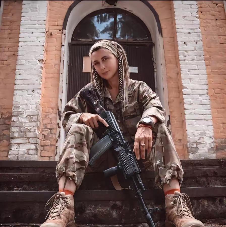 有多么美丽，就有多么可惜
如果没有战争，她还在学校跟同学努力学习，战争来了，她献