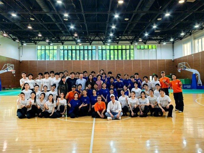 【 吴京儿童节晒中戏大合照】吴京和中戏大儿童们过个节 6月1日，发文表示：和中戏