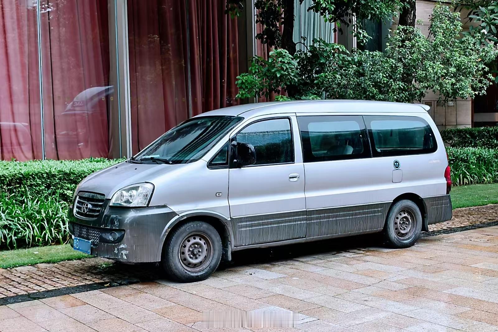看到这家伙，就想起16年前我的第一台7座车——瑞风祥和。前脸基本一样，不过祥和是