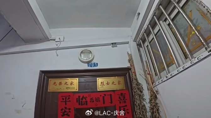 小哥爬7楼送外卖看到牌匾瞬间愣住 平凡的善意，遇上了不朽的信仰见到门上 “烈士之