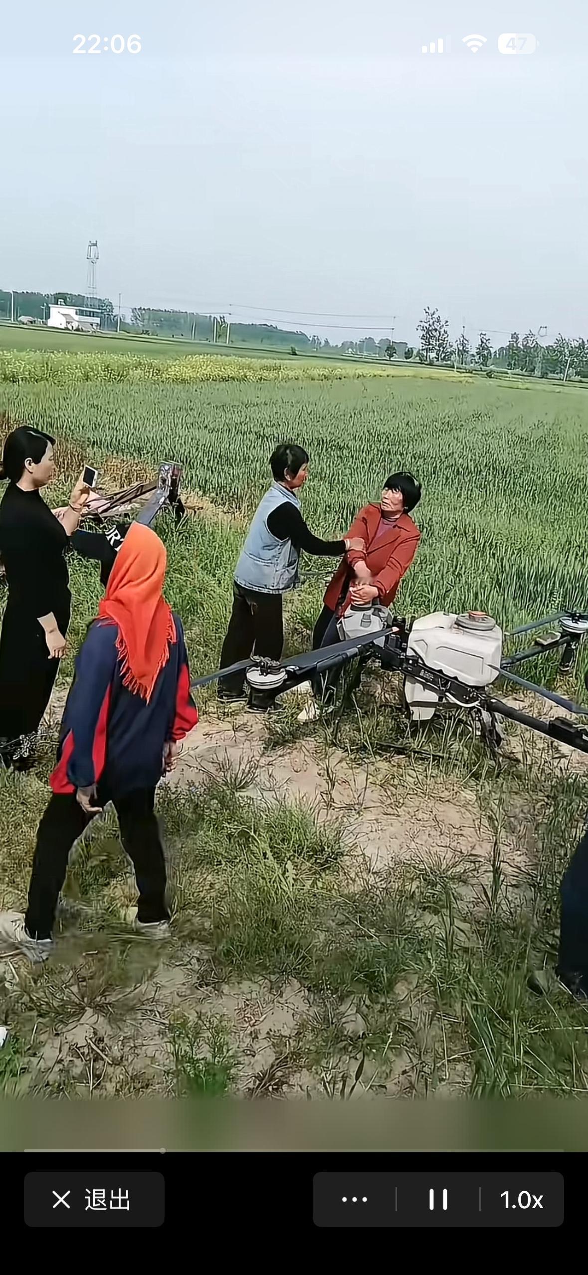 有关部门的惠民行动免费防治病虫害的行为，没有得到农户的理解。
  有关单位组织申