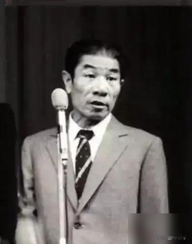 2008年，81岁的相声名家插着管子，对着一尊蜡像扑通跪下。
这人是李文华，跟