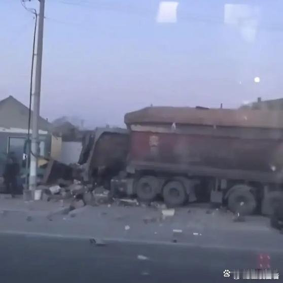 走路骑车开车都要避让远离大车变成习惯！靠得越近真危险降临也就几秒。每个城市所有路